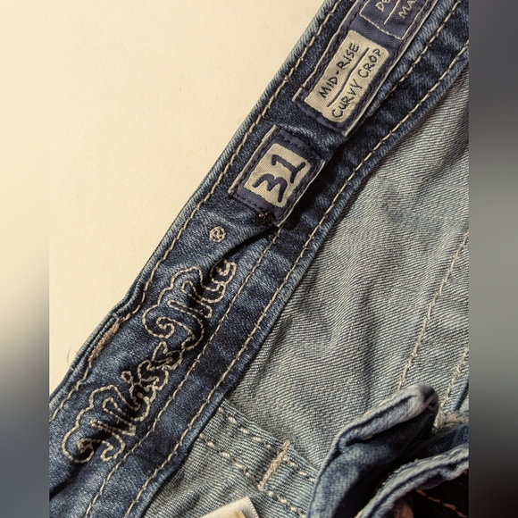 Miss Me Curvy Crop Jeans Bling Distressed Sz  31 (12-14) Lots Of Stretch - Picture 9 of 11